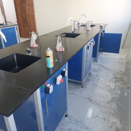 طاولة معمل معيارية بسطح جرانيت وخزائن زرقاء