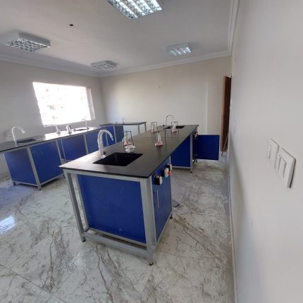 طاولات جزيرة معمل أحياء معيارية بإطارات معدنية وأحواض مدمجة
