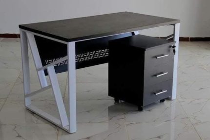 مكتب إداري حديث HFS-137 Arcwood بسطح خشب داكن وإطار معدني أبيض