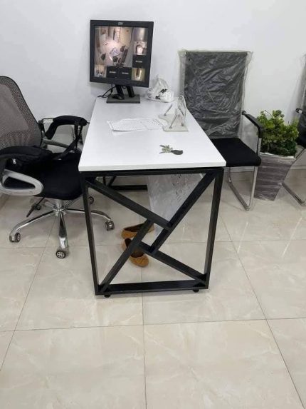 مكتب إداري حديث Flake Separo بسطح أبيض وقاعدة معدنية سوداء