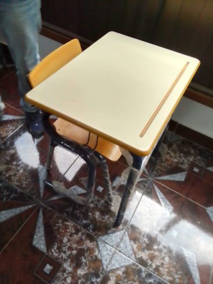 ديسك مدرسي حديث سطح خشب بإطار معدني أزرق